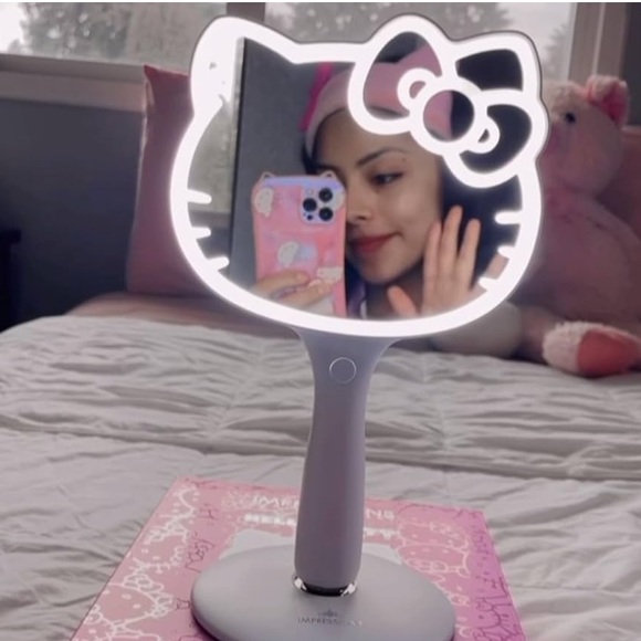 😻IMPRESSIONS HELLO KITTY LED LIGHT UP HAND MIRROR😻 - Picture 5 of 5
